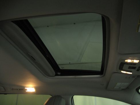 Used 2023 Toyota Sienna XLE image 3