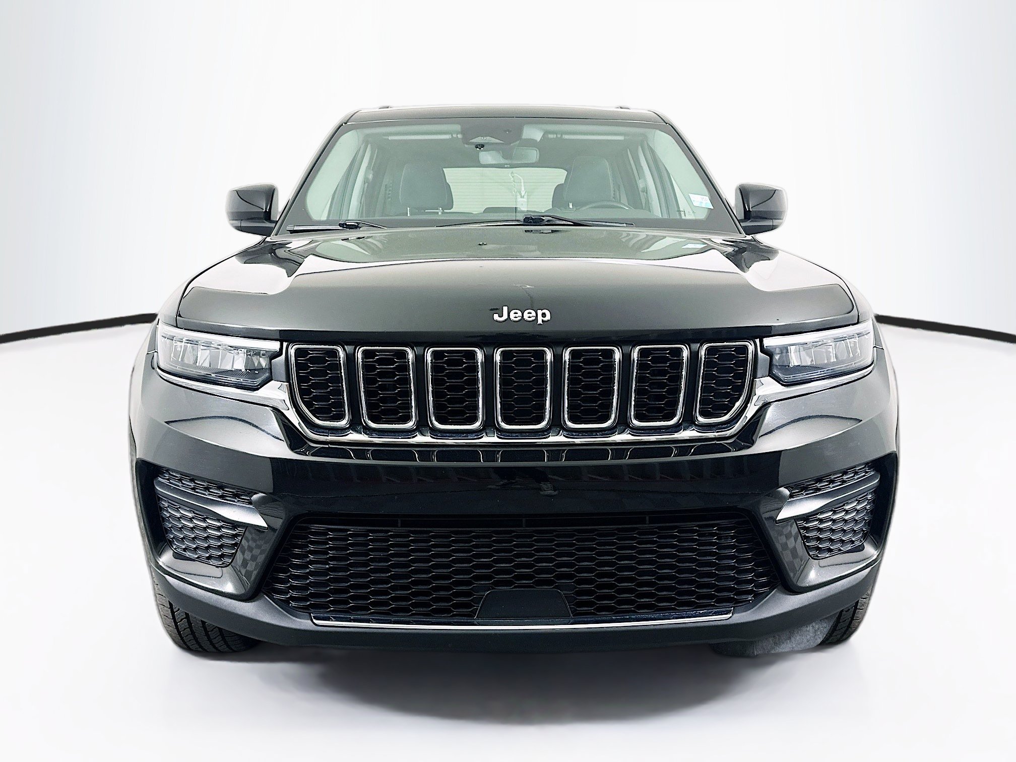 Used 2022 Jeep Grand Cherokee Laredo w/ Luxury Tech Group I AWD/4WD image 2