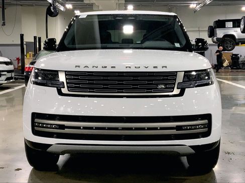 New 2025 Land Rover Range Rover SE image 3