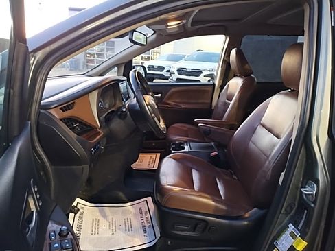 Used 2018 Toyota Sienna Limited Premium image 22