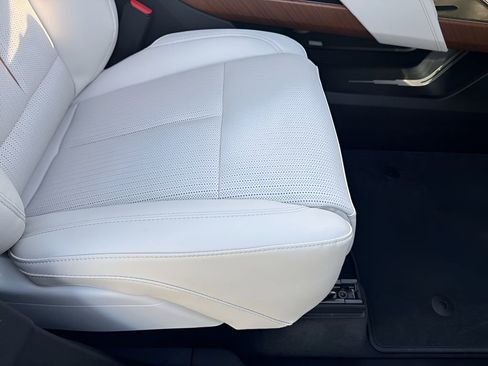 New 2026 Cadillac Vistiq Luxury image 13