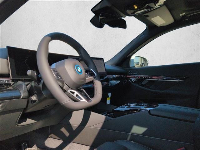 Used 2027 BMW 550e xDrive w/ Premium Package AWD/4WD image 3
