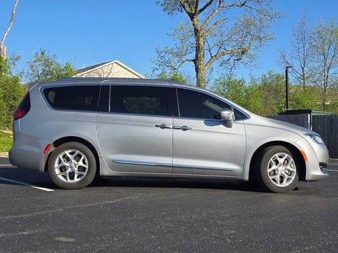 Used 2019 Chrysler Pacifica Touring-L Plus w/ Advanced Safetytec Group FWD image 28