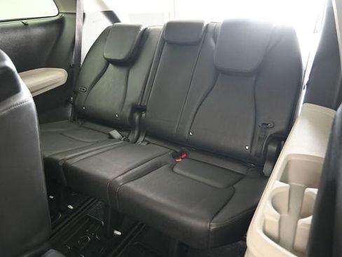 Used 2024 Kia Carnival EX image 28