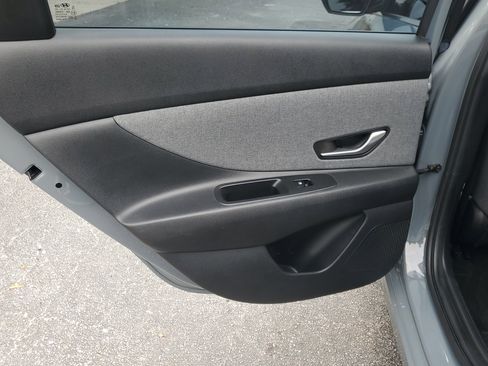 Used 2022 Hyundai Elantra Limited image 10