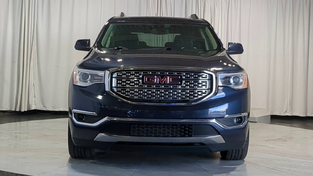 Used 2018 GMC Acadia Denali w/ Technology Package AWD/4WD image 3