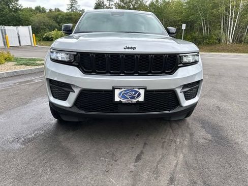 Used 2023 Jeep Grand Cherokee Altitude AWD/4WD image 8