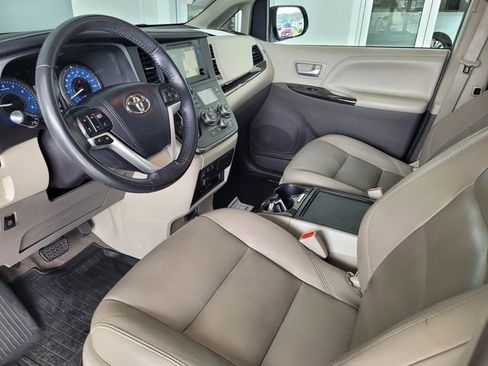 Used 2017 Toyota Sienna XLE Premium image 11