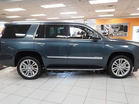 Used 2019 Cadillac Escalade Luxury w/ LPO, Radiant Package image 16