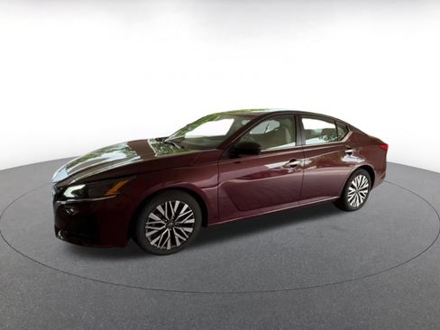 Used 2025 Nissan Altima 2.5 SV FWD image 5