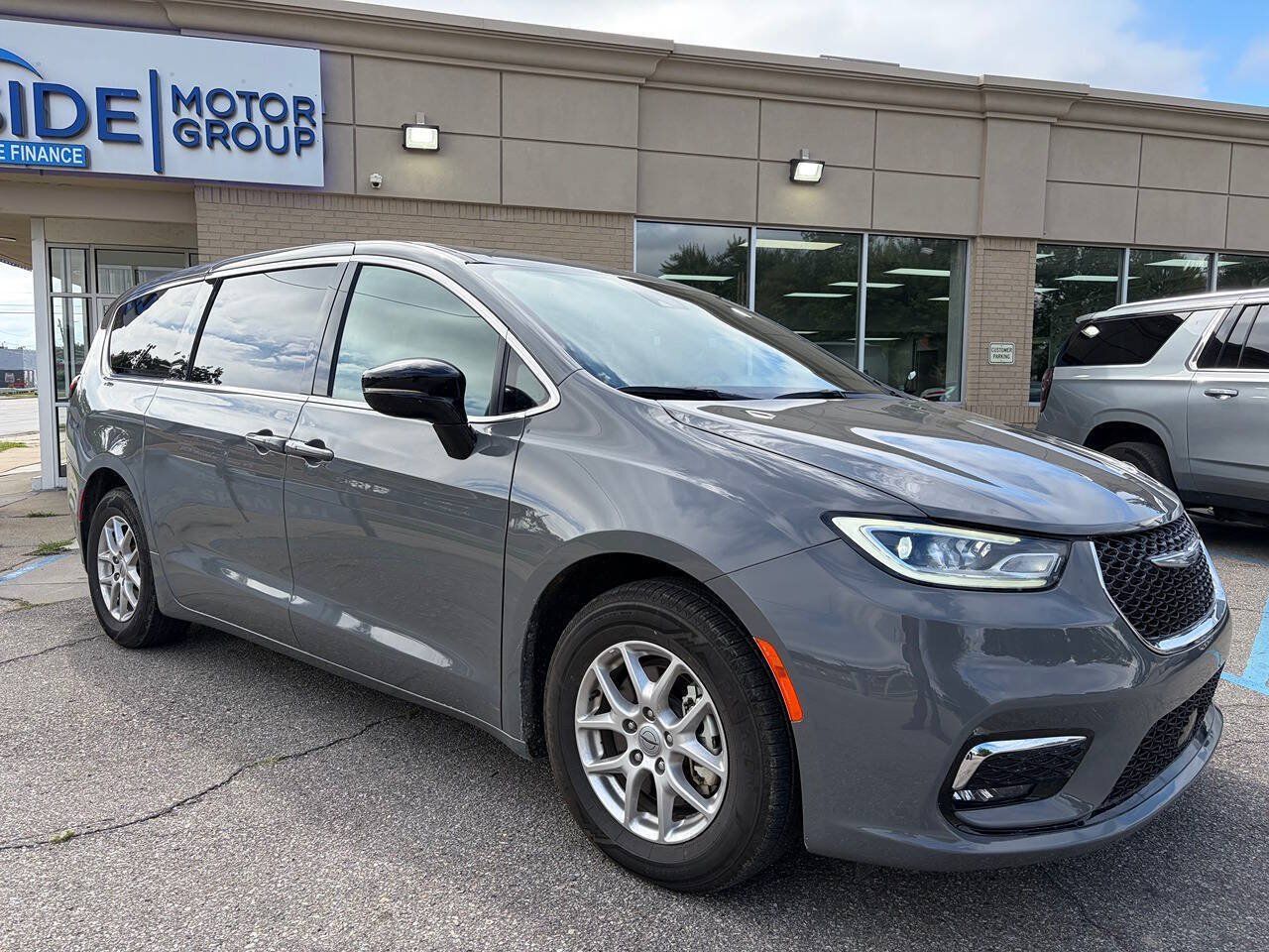 Used 2025 Chrysler Pacifica Select FWD image 3