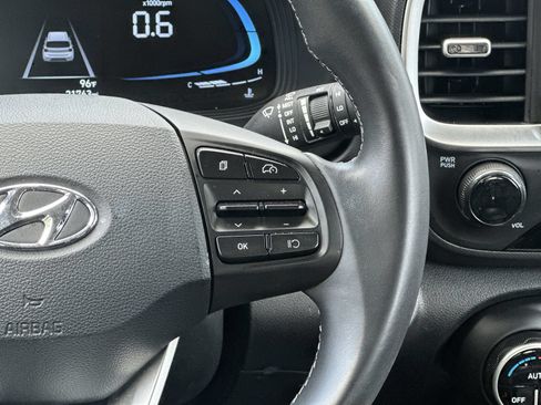 Used 2025 Hyundai Venue SEL FWD image 21