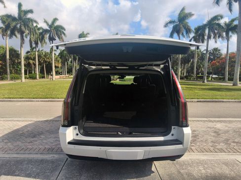 Used 2018 Cadillac Escalade ESV Premium Luxury AWD/4WD image 17