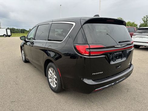 Used 2025 Chrysler Pacifica Select FWD image 3