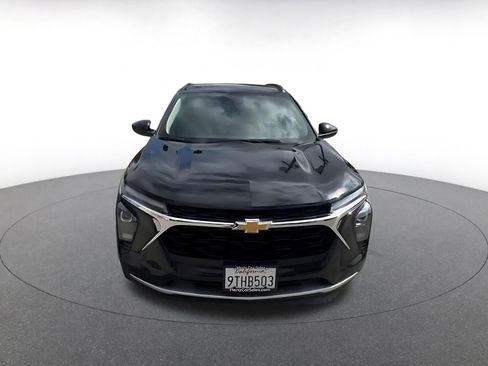 Used 2025 Chevrolet Trax LT FWD image 4