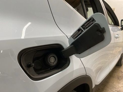 Used 2025 Volvo XC40 B5 Plus image 93