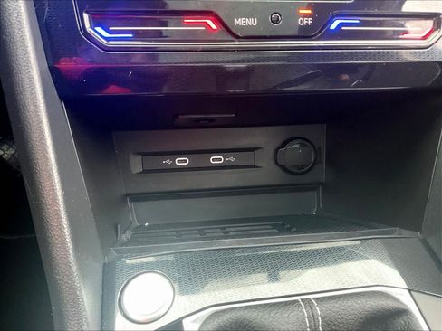 Used 2025 Volkswagen Taos SE w/ Panoramic Sunroof Package image 26