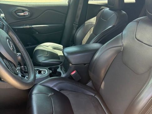 Used 2021 Jeep Cherokee Latitude Plus FWD image 6