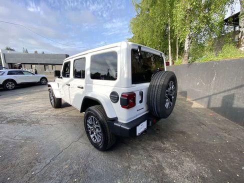 Used 2025 Jeep Wrangler Sahara AWD/4WD image 4