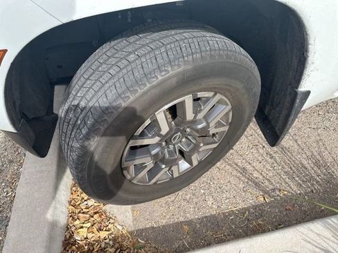 Used 2024 Nissan Frontier SL image 2