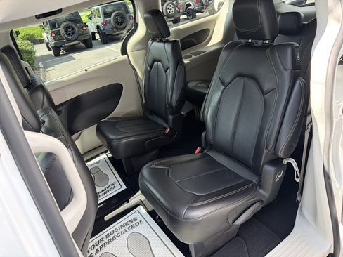 Used 2024 Chrysler Pacifica Touring-L FWD image 13