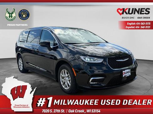 Used 2024 Chrysler Pacifica Touring-L FWD image 1