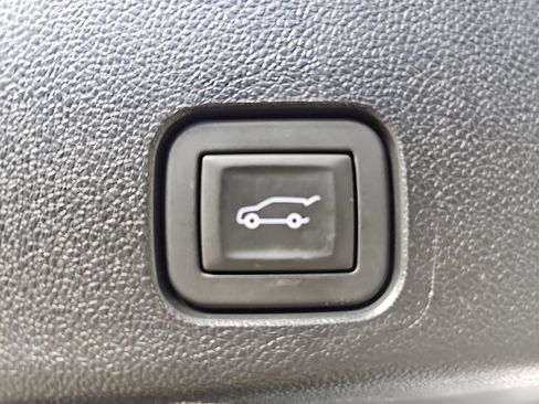 Used 2025 Chevrolet Traverse LT FWD image 19