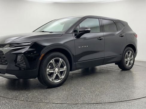 Used 2025 Chevrolet Blazer LT FWD image 3