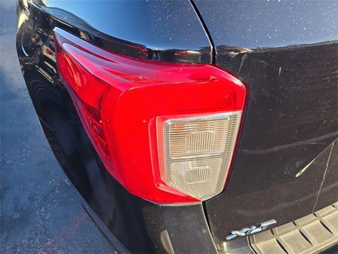 Used 2023 Ford Explorer XLT image 5