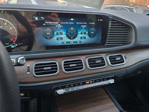 Used 2025 Mercedes-Benz GLS 580 4MATIC image 28