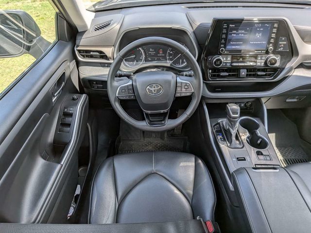 Used 2021 Toyota Highlander XLE FWD image 17