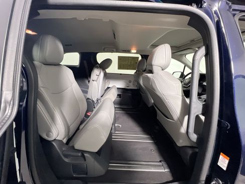 Used 2025 Toyota Sienna XLE FWD image 33