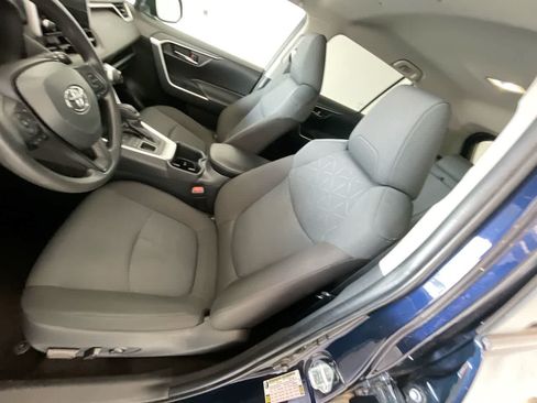 Used 2025 Toyota RAV4 XLE AWD/4WD image 11