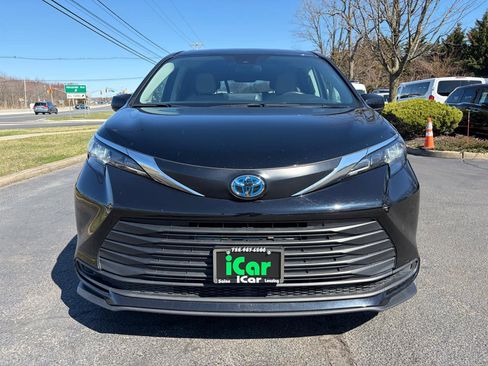 Used 2024 Toyota Sienna LE image 3