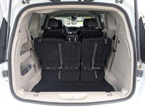 Used 2023 Chrysler Pacifica Touring-L image 27