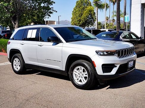 Used 2023 Jeep Grand Cherokee Laredo RWD image 6
