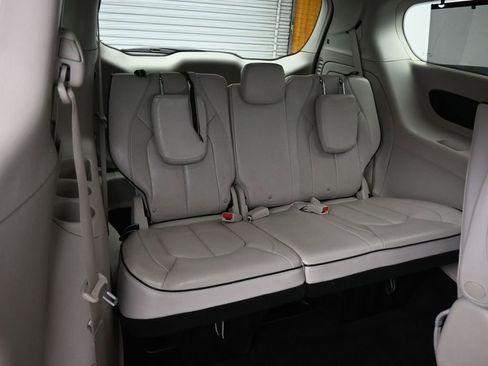 Used 2020 Chrysler Pacifica Limited w/ Advanced Safetytec Group FWD image 58