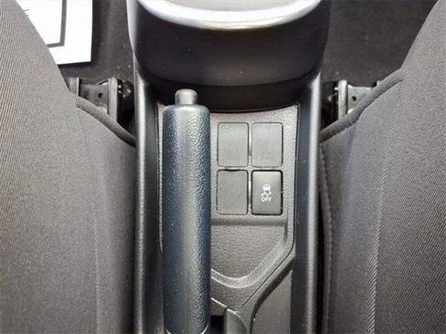 Used 2015 Toyota Yaris L image 10