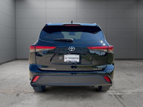 Used 2023 Toyota Highlander XLE AWD/4WD image 4
