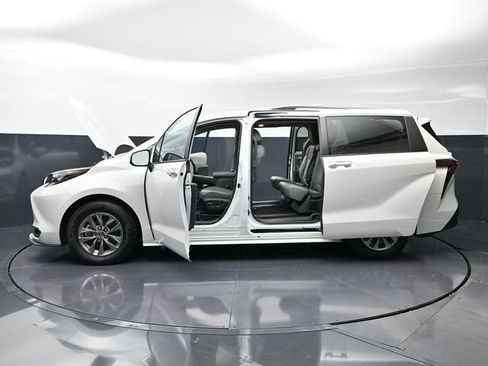 Used 2024 Toyota Sienna XLE image 53