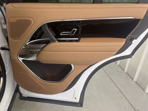 Used 2025 Land Rover Range Rover SE image 19