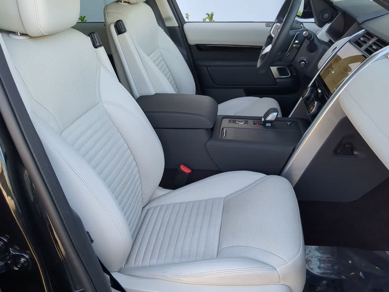 Certified 2025 Land Rover Discovery S AWD/4WD image 23