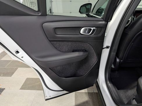 Used 2025 Volvo XC40 B5 Plus image 9