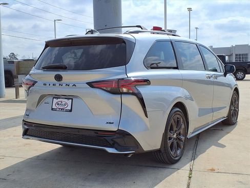 Used 2025 Toyota Sienna XSE w/ XSE Plus Package image 6