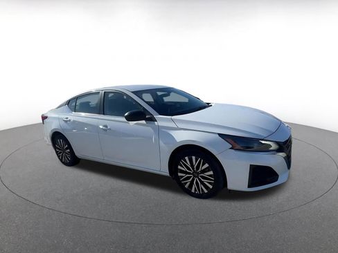 Used 2025 Nissan Altima 2.5 SV image 2