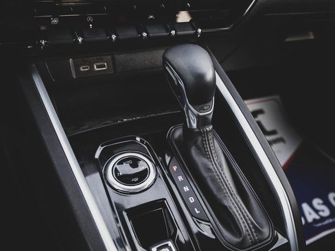 Used 2024 Chevrolet Colorado LT w/ LT Convenience Package III image 18