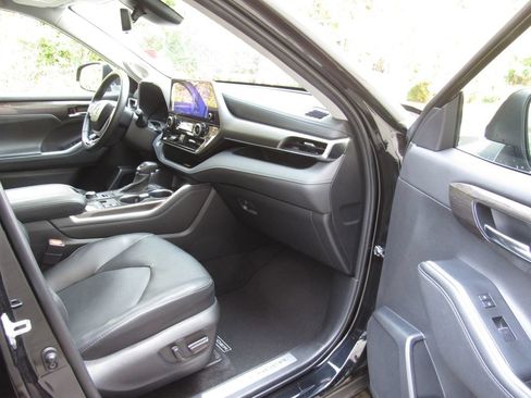 Used 2024 Toyota Highlander Limited AWD/4WD image 18