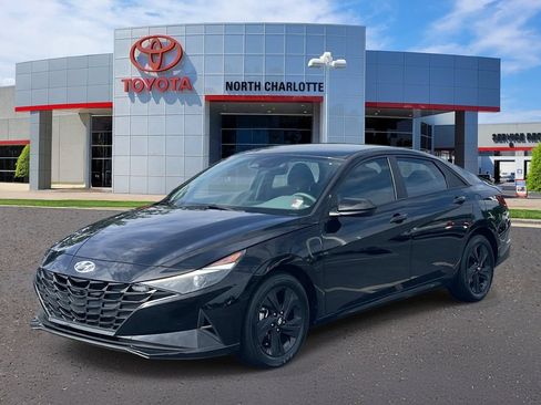 Used 2023 Hyundai Elantra SEL w/ Cargo Package FWD image 4