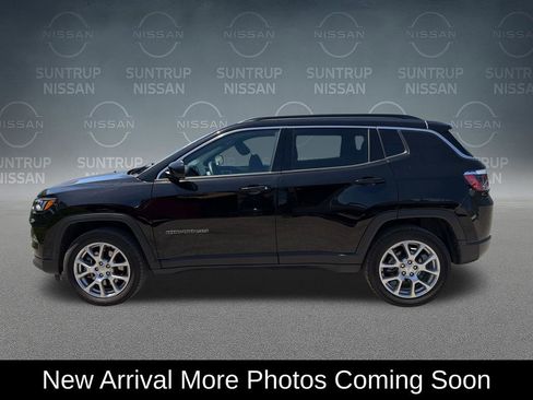 Used 2024 Jeep Compass Latitude AWD/4WD image 2