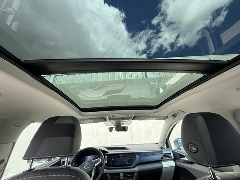 Certified 2024 Volkswagen Taos SE image 7